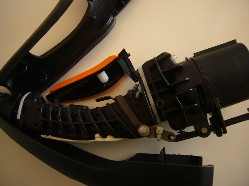 Die kleine weiße Walze wieder in richtiger Position.