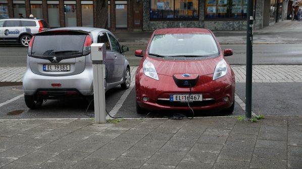 links grauer Peugeot, rechts roter Nissan