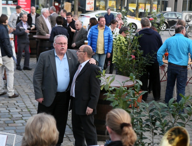 Was ist denn das da im Hintergrund?<br />Im Vordergrund: Rechts der alte und neue OB Franz Stumpf, links Bürgermeister Franz Streit.<br />Bild: 30.03.2014 © Michael Müller