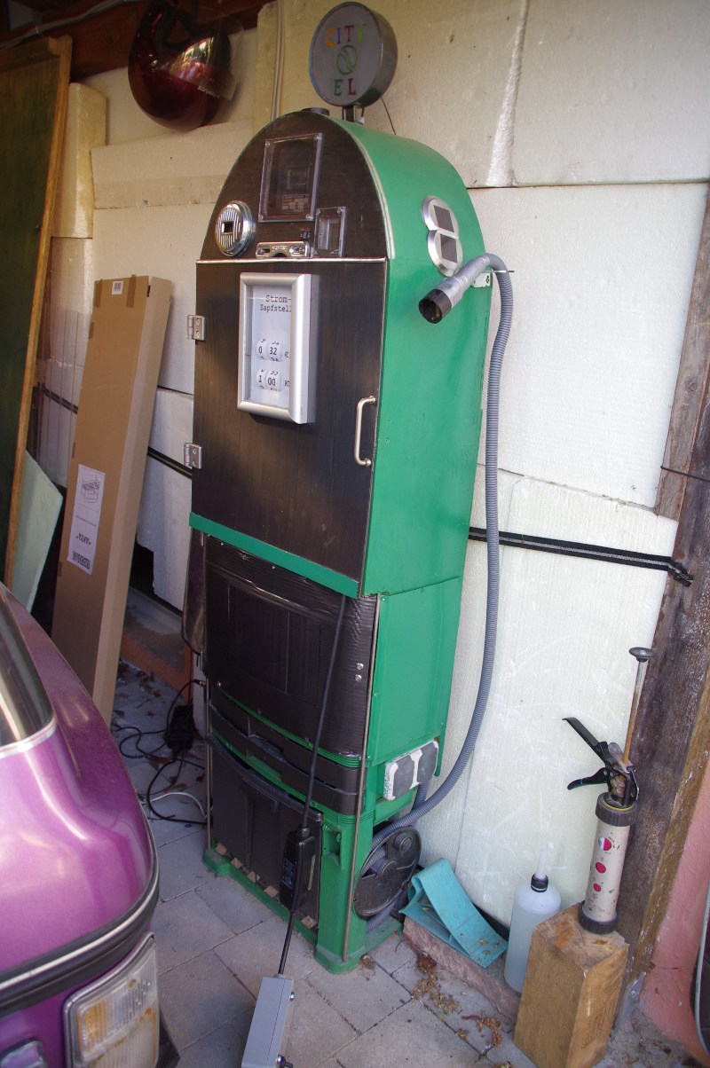 Bischberg. Eine selbst gebaute US-Tankstelle. Die Steckdosen befinden sich hinter Klappe im Inneren. Hier habe ich geladen.