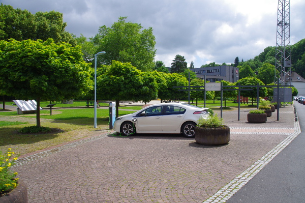 Hier eine RWE-Säule in Siegen/Friedrichstraße. Der Energie-Garten ist recht interessant. Praktisch: Gleich rechts über die Straße ist eine RWE-Niederlassung, daneben auch eine von meinem Arbeitgeber. Die ließen mich auch rein mit meinem Ausweis und wir haben uns ein wenig unterhalten.